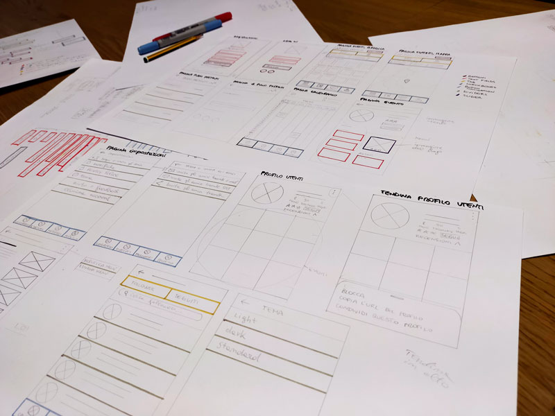  foto di wireframe di applicazione mobile disegnati a mano su carta 