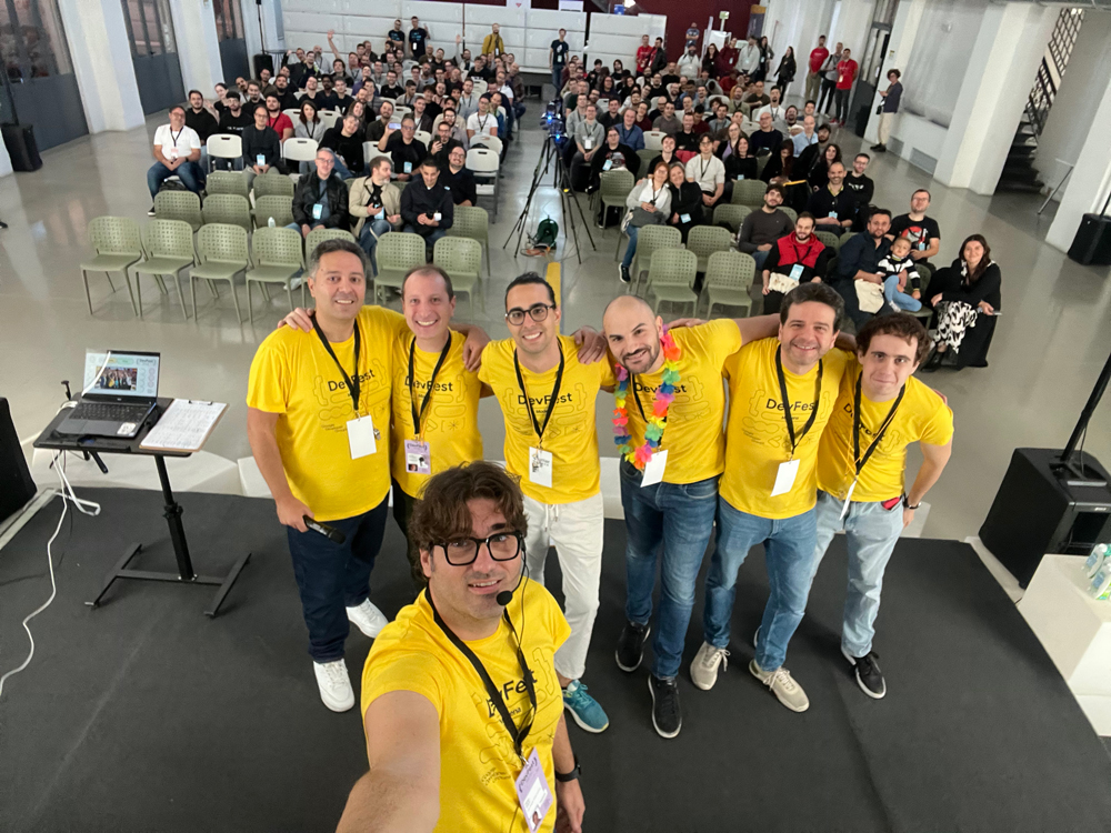 selfie degli organizzatori del DevFest Modena 2024 insieme alla platea che parteciperà alle conferenze